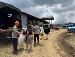 Tak Sekadar Mengamankan, Polres Karo dan Brimob Layani Mobilitas Warga Pengungsi Sinabung